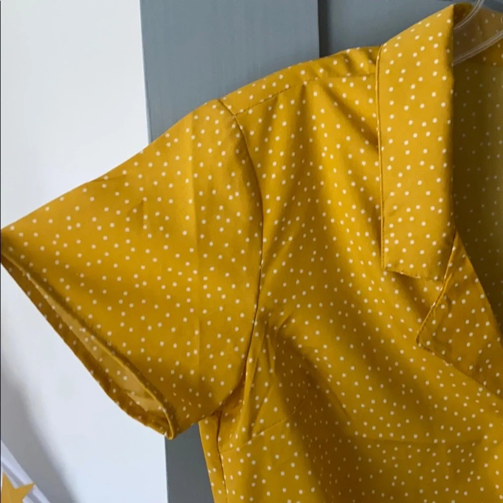 Crop button down w front tie - Picture 4 of 7